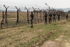 Pakistan Violates Ceasefire Along LoC For 7th Consecutive Night Pakistan Violates Ceasefire Along LoC For 7th Consecutive Night