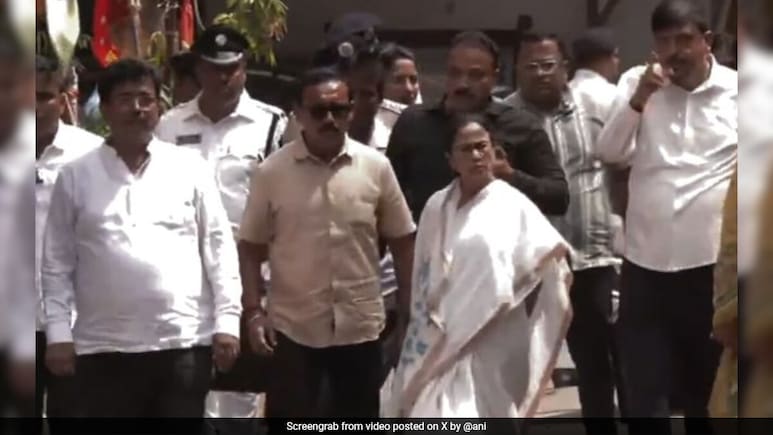 शुभेंदु अधिकारी ने ममता बनर्जी के खिलाफ 100 करोड़ रुपये का मानहानि का मुकदमा दायर किया