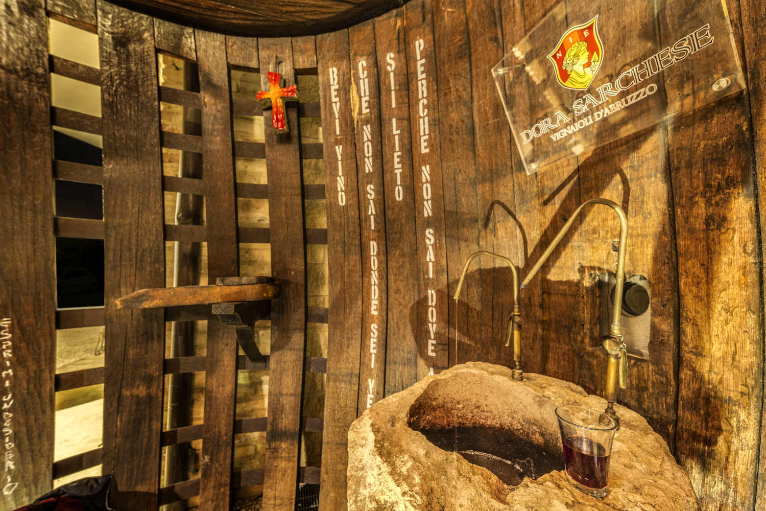 इटली के इस फव्वारे से पानी नहीं, बहती है Red Wine, यहां Free में वाइन का मज़ा ले सकते हैं लोग, जानें कहां है ये Fountain