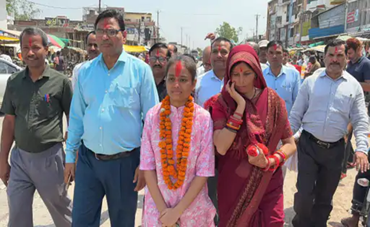 MP Board 12th Topper: 500 में 492 अंक लाकर प्रियल द्विवेदी बनीं 12वीं टॉपर, इनको दिया सफलता का श्रेय