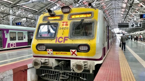 Actress Jumps from Train: अभिनेत्री करिश्मा धावत्या ट्रेनमधून उडी मारल्याने गंभीर जखमी, नेमकं काय घडलं?