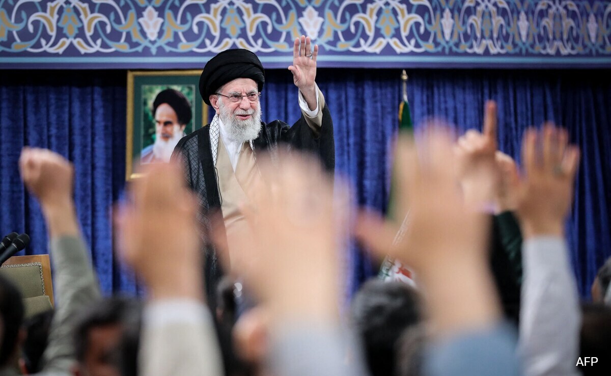 Техеран Iran on Sunday unveiled a new solid fuel ballistic missile