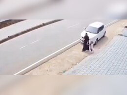 बच्चे की उंगली पकड़कर चल रही मां को उड़ा ले गई कार, दिल तोड़ रहा यह वीडियो