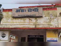 अस्पताल में ड्रेसिंग करता मिला पोस्टमार्टम करने वाला कर्मचारी,  जिला स्वास्थ्य केंद्र की खुली पोल