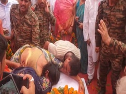पाक हमले में शहीद रामबाबू पंचतत्व में विलीन, पार्थिव शरीर पर सिर रख रोते दिखे परिजन, 5 महीने पहले हुई थी शादी पाक हमले में शहीद रामबाबू पंचतत्व में विलीन, पार्थिव शरीर पर सिर रख रोते दिखे परिजन, 5 महीने पहले हुई थी शादी