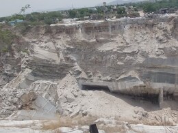 Rajasthan: मकराना में अचानक ढही छह मार्बल खदानें, दो करोड़ की मशीनरी और करोड़ों रुपए का मार्बल मलबे में दबा Rajasthan: मकराना में अचानक ढही छह मार्बल खदानें, दो करोड़ की मशीनरी और करोड़ों रुपए का मार्बल मलबे में दबा