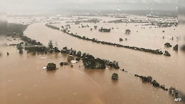 Sikh Volunteers Serve Hot Meals To Flood Victims In Australia