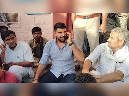 महिला को हिरासत में लेने पर विधायक रविंद्र भाटी धरने पर बैठे, रातभर पड़ाव जारी रहने का ऐलान महिला को हिरासत में लेने पर विधायक रविंद्र भाटी धरने पर बैठे, रातभर पड़ाव जारी रहने का ऐलान