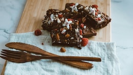 Looking For A Healthy Yet Indulgent Period Snack? Try These Chocolate Quinoa Apple Bites
