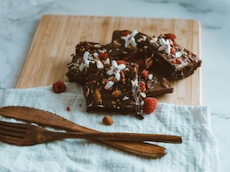 Looking For A Healthy Yet Indulgent Period Snack? Try These Chocolate Quinoa Apple Bites Looking For A Healthy Yet Indulgent Period Snack? Try These Chocolate Quinoa Apple Bites
