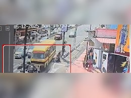 Video: भोपाल में रेडलाइट पर लोगों को रौंदती चली गई बस, 1 युवती की मौत, कई घायल Video: भोपाल में रेडलाइट पर लोगों को रौंदती चली गई बस, 1 युवती की मौत, कई घायल