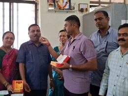 SSC Result : देशसेवा केल्यानंतर अपूर्ण स्वप्न केलं पूर्ण,  माजी सैनिक मुलासोबत झाले दहावी पास SSC Result : देशसेवा केल्यानंतर अपूर्ण स्वप्न केलं पूर्ण,  माजी सैनिक मुलासोबत झाले दहावी पास