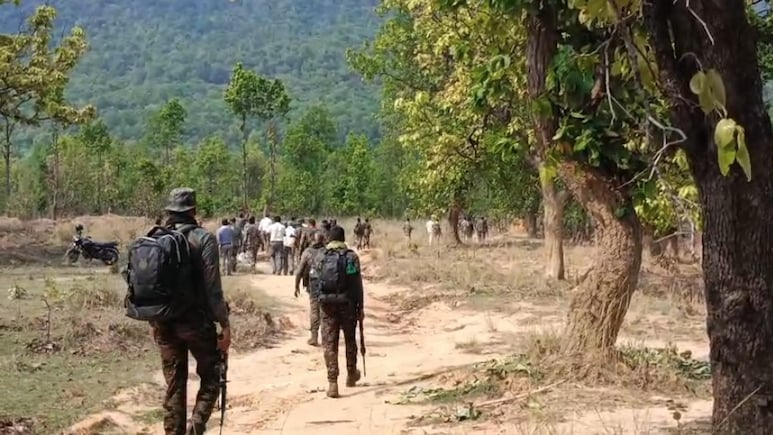 दंतेवाड़ा-नारायणपुर सीमा पर मुठभेड़ में अब तक एक नक्सली का शव बरामद, सर्च ऑपरेशन जारी