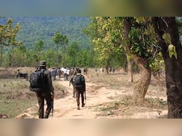 नक्सलियों की बर्बरता: सरेंडर कर चुके नक्सली नेता के 3 रिश्तेदारों का मर्डर, 12 को बनाया बंधक नक्सलियों की बर्बरता: सरेंडर कर चुके नक्सली नेता के 3 रिश्तेदारों का मर्डर, 12 को बनाया बंधक