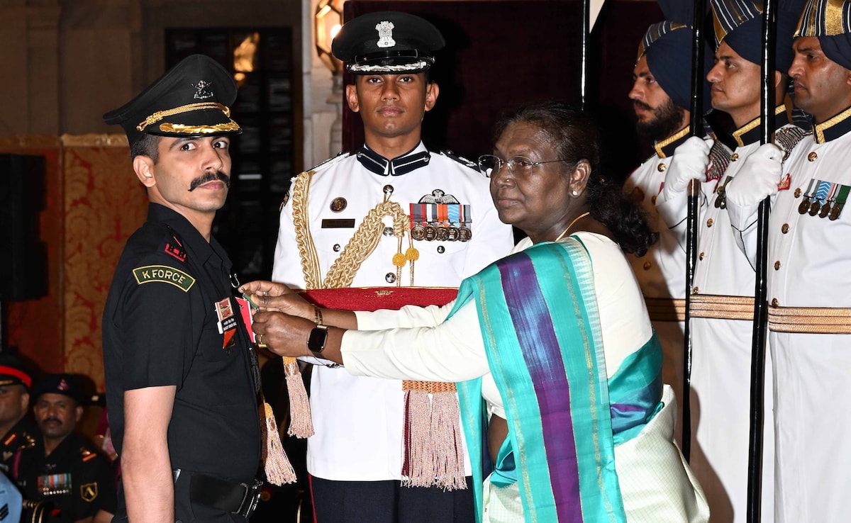 Major Manjit of the Punjab Regiment, 22 Rashtriya Rifles, was also conferred with the Kirti Chakra. Major Manjit of the Punjab Regiment, 22 Rashtriya Rifles, was also conferred with the Kirti Chakra.