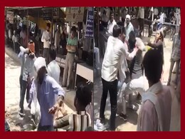Viral Video: कोर्ट परिसर में जमकर चले लात-घूंसे! जानिए किस बात पर मच गया बवाल Viral Video: कोर्ट परिसर में जमकर चले लात-घूंसे! जानिए किस बात पर मच गया बवाल