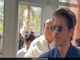 WAVE Summit 2025: Shah Rukh Khan Makes A Grand Appearance In A Zipped Navy Suit WAVE Summit 2025: Shah Rukh Khan Makes A Grand Appearance In A Zipped Navy Suit