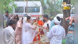 AKola News: भर पावसातल्या लग्नाची गोष्ट! एकीकडे पाऊस पडत होता, दुसरीकडे डोक्यावर अक्षदा पडत होत्या