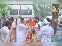 AKola News: भर पावसातल्या लग्नाची गोष्ट! एकीकडे पाऊस पडत होता, दुसरीकडे डोक्यावर अक्षदा पडत होत्या