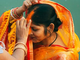 एस्ट्रो एक्सपर्ट से जानिए एक चुटकी सिंदूर की क्या है कीमत और जल्दबाजी में क्यों नहीं लगाना चाहिए Sindoor एस्ट्रो एक्सपर्ट से जानिए एक चुटकी सिंदूर की क्या है कीमत और जल्दबाजी में क्यों नहीं लगाना चाहिए Sindoor