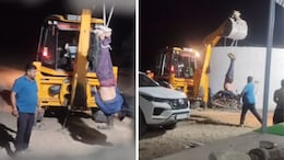 VIDEO: राजस्थान में JCB से उल्टा लटकाकर युवक को बेरहमी से पीटा, डीजल-सीमेंट चोरी के शक में की बर्बरता