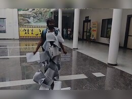 "PM-CM कार से या पैदल आएं तो देंगे इनाम", आवेदनों को शरीर पर लपेटकर कलेक्टर पहुंच गया युवक, जानें पूरा मामला