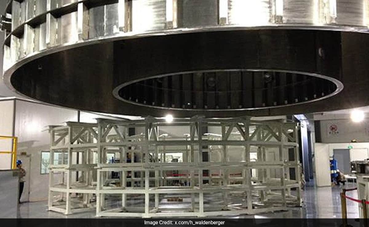 Сингапур Проектът за много забавен ядрен синтез включващ повече от