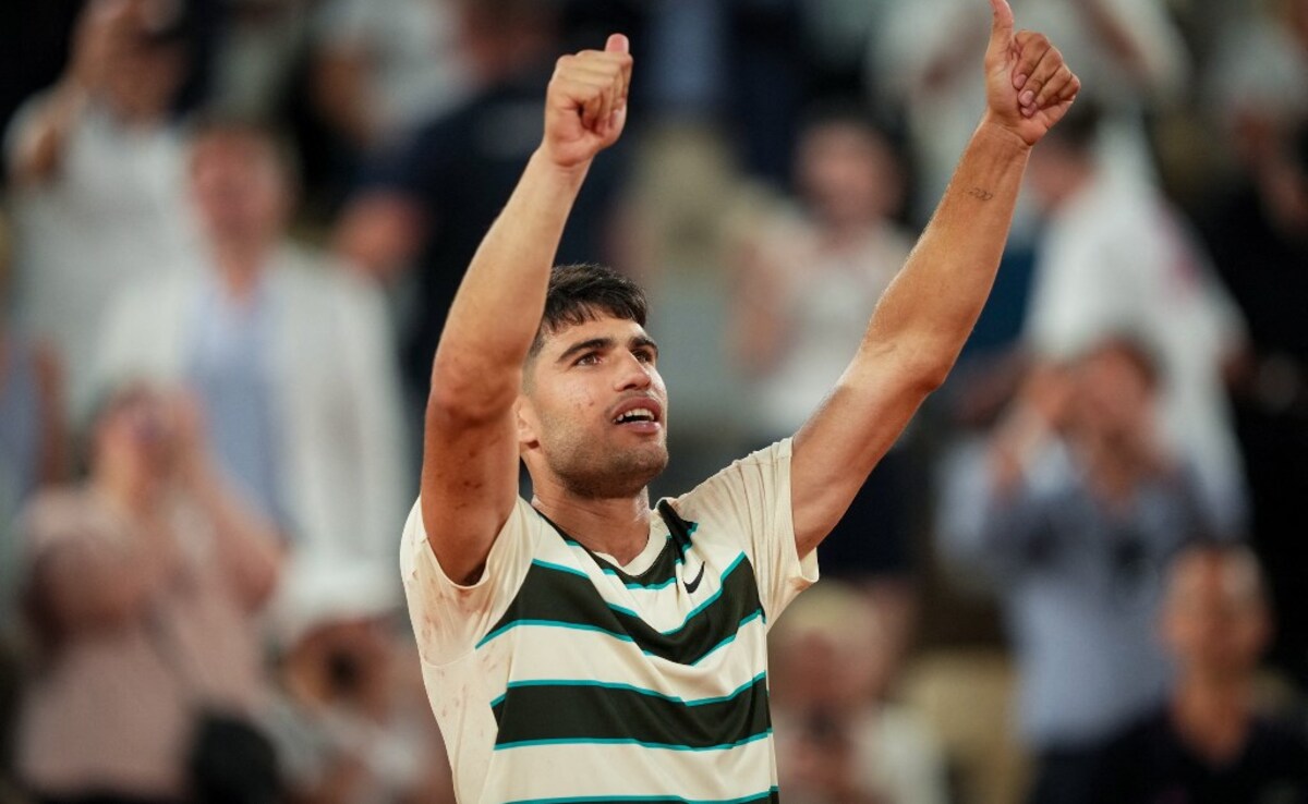 Carlos Alcaraz Wobbles But Reaches French Open Last 16