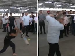 J&K: जम्मू कश्मीर के कैंप में पहुंचे CM उमर अब्दुल्ला, बच्चे के साथ खेला क्रिकेट