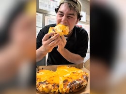 Wait, What? Pizzaiolo Puts 500 Cheese Slices On Pizza - See Final Look Wait, What? Pizzaiolo Puts 500 Cheese Slices On Pizza - See Final Look