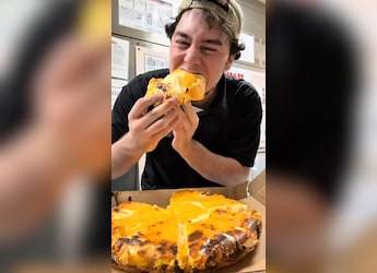 Wait, What? Pizzaiolo Puts 500 Cheese Slices On Pizza - See Final Look Wait, What? Pizzaiolo Puts 500 Cheese Slices On Pizza - See Final Look