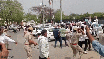 Jhunjhunu Police Lathi Charge: झुंझुनू में लाठीचार्ज, कलेक्ट्रेट के सामने प्रदर्शन कर रहे लोगों को पुलिस ने खदेड़ा; पूर्व मंत्री के साथ हुई धक्का-मुक्की