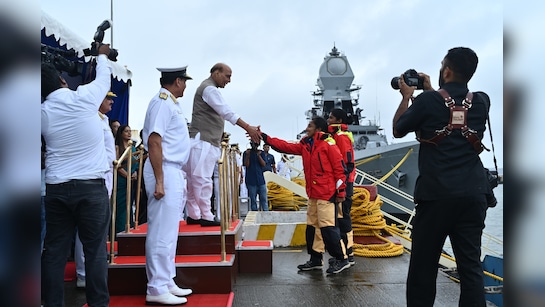 8 महीने तक समुद्र का चक्‍कर लगाकर देश लौटीं भारतीय नौसेना की ऑफिसर, रक्षा मंत्री ने किया स्‍वागत 