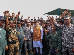 PM Narendra Modi: आदमपुर एयरबेस पर पीएम मोदी को अपने बीच पाकर जवानों में दिखा हाई जोश, पीठ थपथपाकर बढ़ाया हौसला