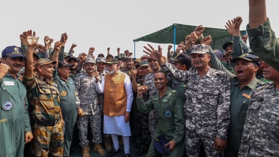 PM Narendra Modi: आदमपुर एयरबेस पर पीएम मोदी को अपने बीच पाकर जवानों में दिखा हाई जोश, पीठ थपथपाकर बढ़ाया हौसला | PM Modi reach Adampur Air Base in morning soldiers showed