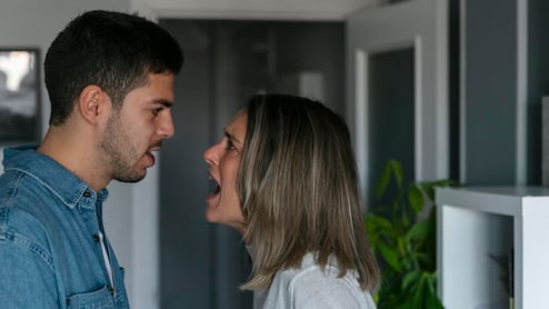 पत्नी को पति के साथ कभी नहीं करनी चाहिए ये 4 बातें, Relationship Coach से जान लें क्यों