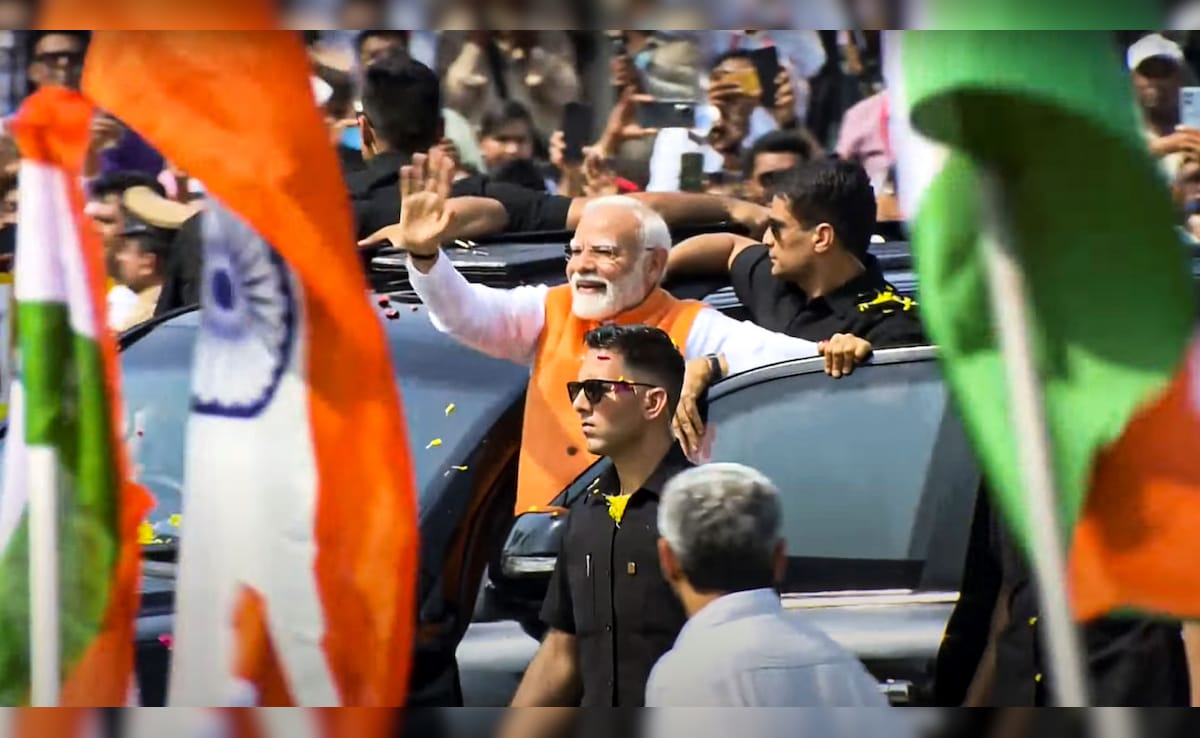 PM Modi leaned out of his car to greet the cheering crowds. 