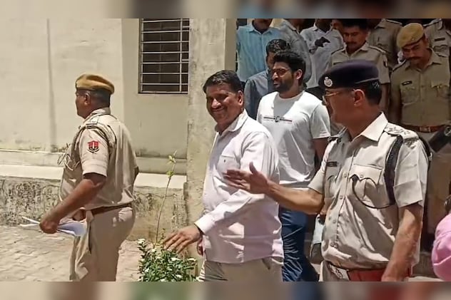 मनोहर थाना कोर्ट से अकलेरा जेल ले जाते हुए मनोहर थाना कोर्ट से अकलेरा जेल ले जाते हुए