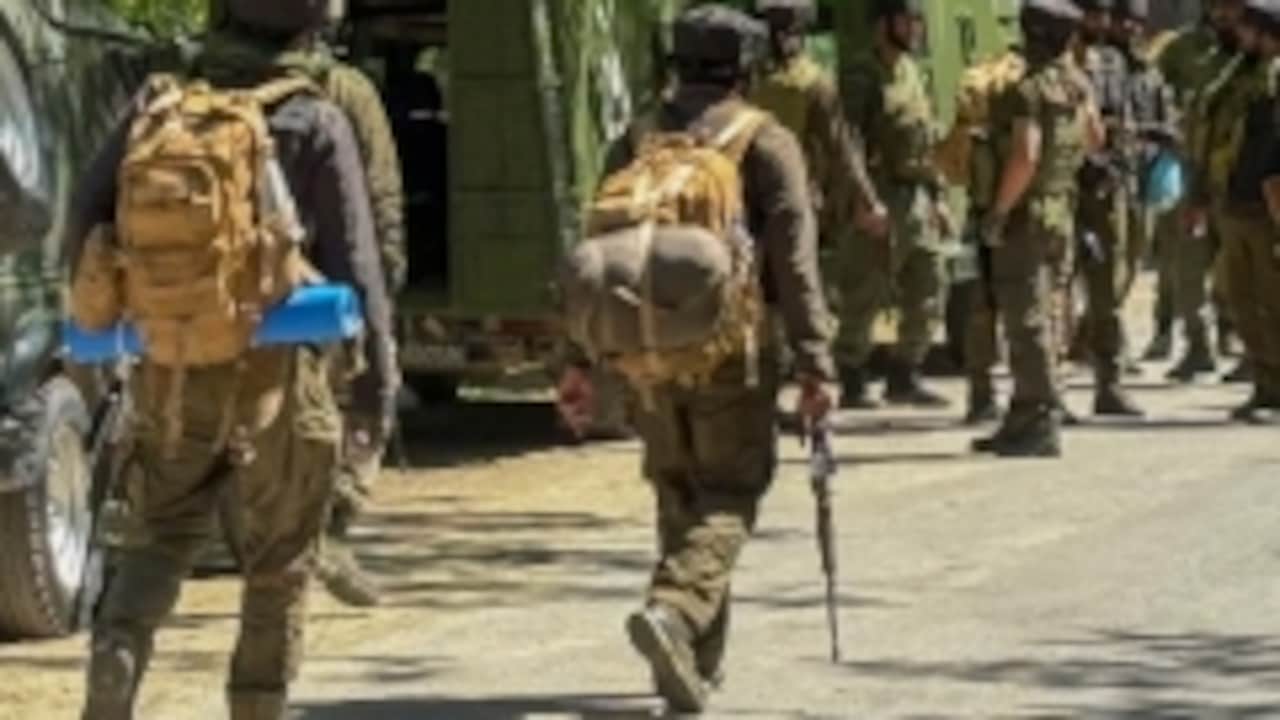 जम्मू-कश्मीर के अनंतनाग में आतंकी हमला, एक पुलिसकर्मी शहीद, सुरक्षाबलों ने सर्च ऑपरेशन छेड़ा