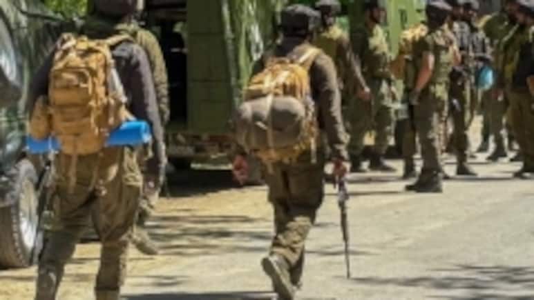 जम्मू-कश्मीर के अनंतनाग में लालचौक पर आतंकी हमला, एक पुलिसकर्मी शहीद, सुरक्षाबलों ने सर्च ऑपरेशन छेड़ा