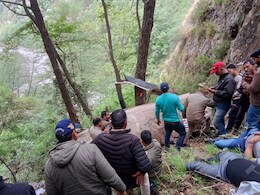 उत्तराखंड के उत्तरकाशी में हेलीकॉप्टर क्रैश, 6 की मौत, एक घायल  उत्तराखंड के उत्तरकाशी में हेलीकॉप्टर क्रैश, 6 की मौत, एक घायल