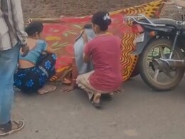 पति गुहार लगाता रहा लेकिन नहीं आई एम्बुलेंस... आदिवासी महिला ने बीच सड़क पर दिया बच्चे को जन्म पति गुहार लगाता रहा लेकिन नहीं आई एम्बुलेंस... आदिवासी महिला ने बीच सड़क पर दिया बच्चे को जन्म