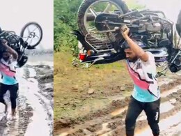 Satara News: शाब्बास रे पठ्ठ्या! गाडी अडकली, भावाने थेट खांद्यावर घेतली.. सातारच्या बाहुबलीचा VIDEO