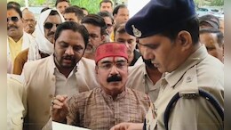 क्रिकेट बॉल को लेकर बढ़ा विवाद, पत्थरबाजी से लेकर जान से मारने की धमकियों तक पहुंचा मामला; थाने पर हंगामा