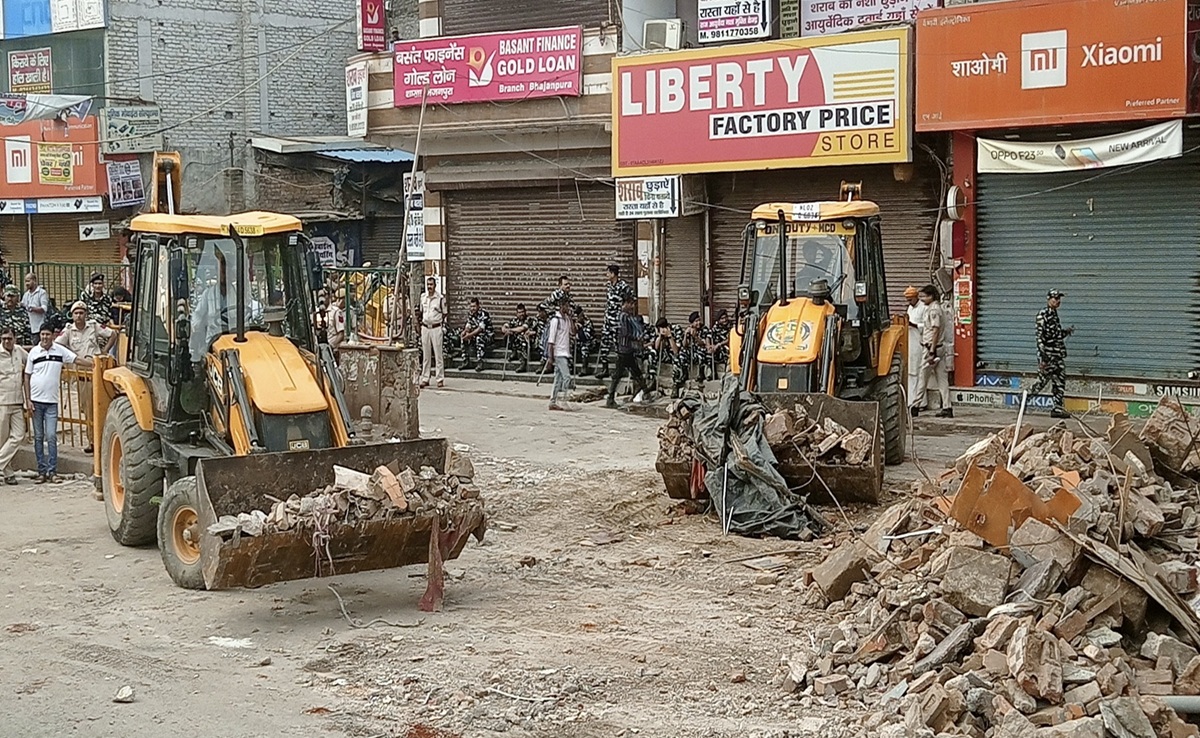 Bulldozer Action: उज्जैन में अतिमक्रमण के खिलाफ कार्रवाई जारी, विरोध कर रहे लोगों को दी गई समझाइश