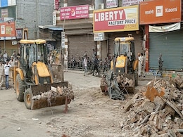 Bulldozer Action: उज्जैन में अतिमक्रमण के खिलाफ कार्रवाई जारी, विरोध कर रहे लोगों को दी गई समझाइश Bulldozer Action: उज्जैन में अतिमक्रमण के खिलाफ कार्रवाई जारी, विरोध कर रहे लोगों को दी गई समझाइश
