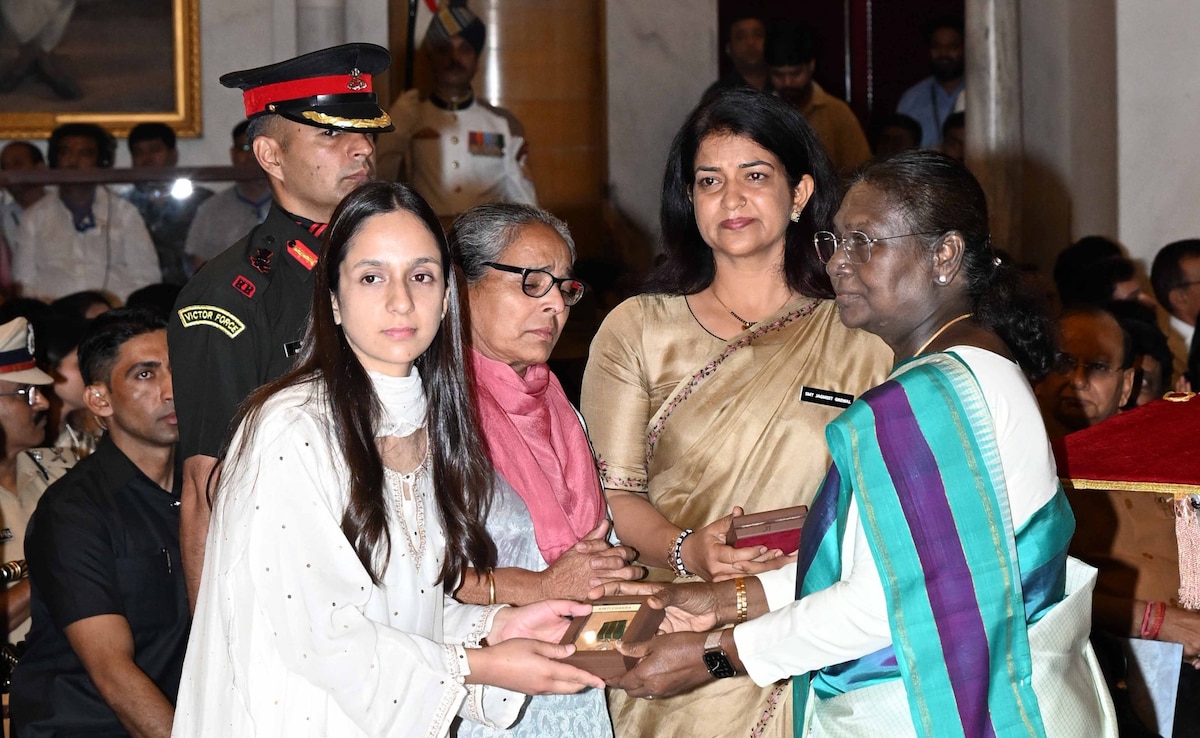 President Murmu conferred Kirti Chakra upon Himayun Muzzammil Bhat, Deputy Superintendent of Police, J&K (Posthumous). President Murmu conferred Kirti Chakra upon Himayun Muzzammil Bhat, Deputy Superintendent of Police, J&K (Posthumous).