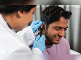 How To Remove Earwax: कानातील मळ काढण्यासाठी डॉक्टरांनी सांगितले सोपे उपाय, चुंबकाप्रमाणे बाहेर येईल घाण How To Remove Earwax: कानातील मळ काढण्यासाठी डॉक्टरांनी सांगितले सोपे उपाय, चुंबकाप्रमाणे बाहेर येईल घाण
