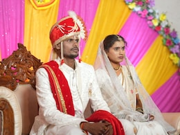 राष्ट्र प्रथम! लग्नानंतर 4 दिवसांनीच वाशिमचा जवान कर्तव्यासाठी रवाना, संपूर्ण गावानं दिला निरोप राष्ट्र प्रथम! लग्नानंतर 4 दिवसांनीच वाशिमचा जवान कर्तव्यासाठी रवाना, संपूर्ण गावानं दिला निरोप
