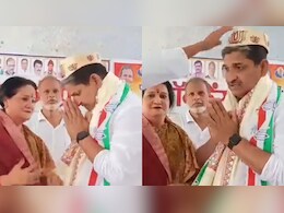 जब कार्यकर्ता ने कांग्रेस सांसद को पहना दी बीजेपी की टोपी, देखिए नेताजी का क्या रहा रिएक्शन जब कार्यकर्ता ने कांग्रेस सांसद को पहना दी बीजेपी की टोपी, देखिए नेताजी का क्या रहा रिएक्शन
